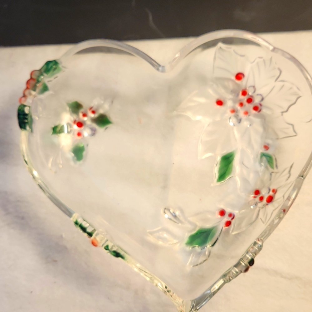 NIB Mikasa Celebrations Holly leaves 10.5 inches heart-shaped serveware